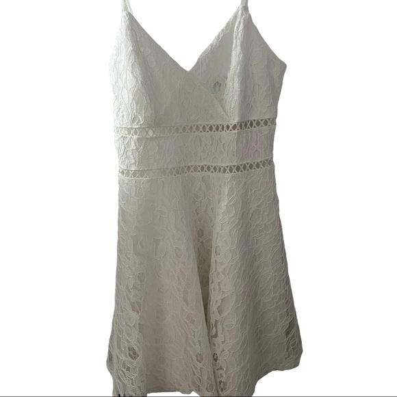 white lace dress with tags still on - Picture 3 of 3